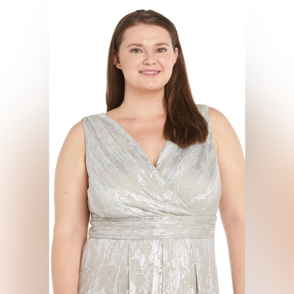 Plus Sequin Dress 🩶🤍 - Picture 10 of 14